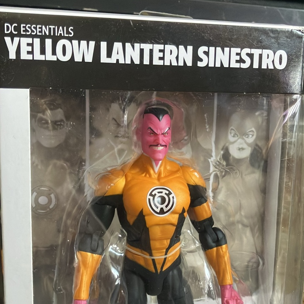 DC Collectibles Yellow Lantern Sinestro Figure - Picture 2 of 4
